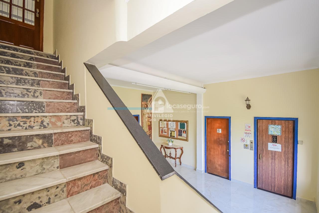 Sala para aluguel no Botafogo: Escada para o 5° andar