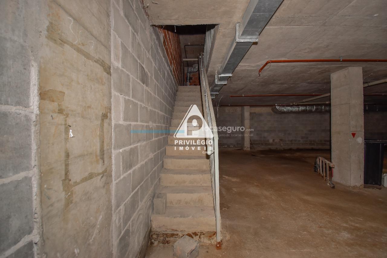 Loja para aluguel no Centro: escada de acesso ao 2° andar