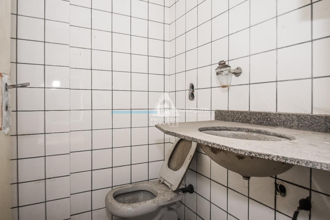 Prédio para aluguel no Caju: 3° andar- 2 Banheiro iguais