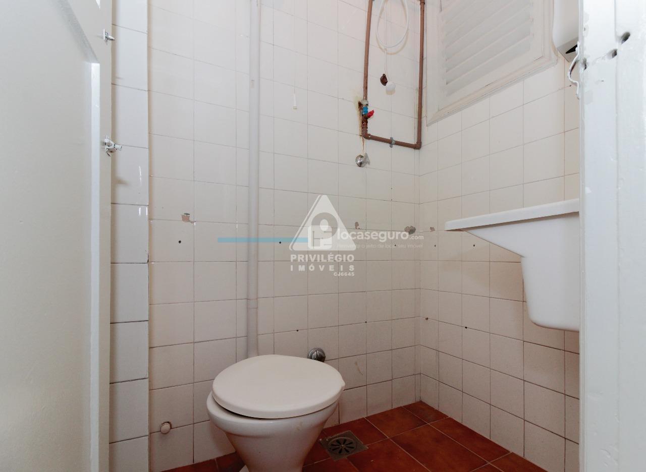 Apartamento para aluguel no Copacabana: banheiro de serviço