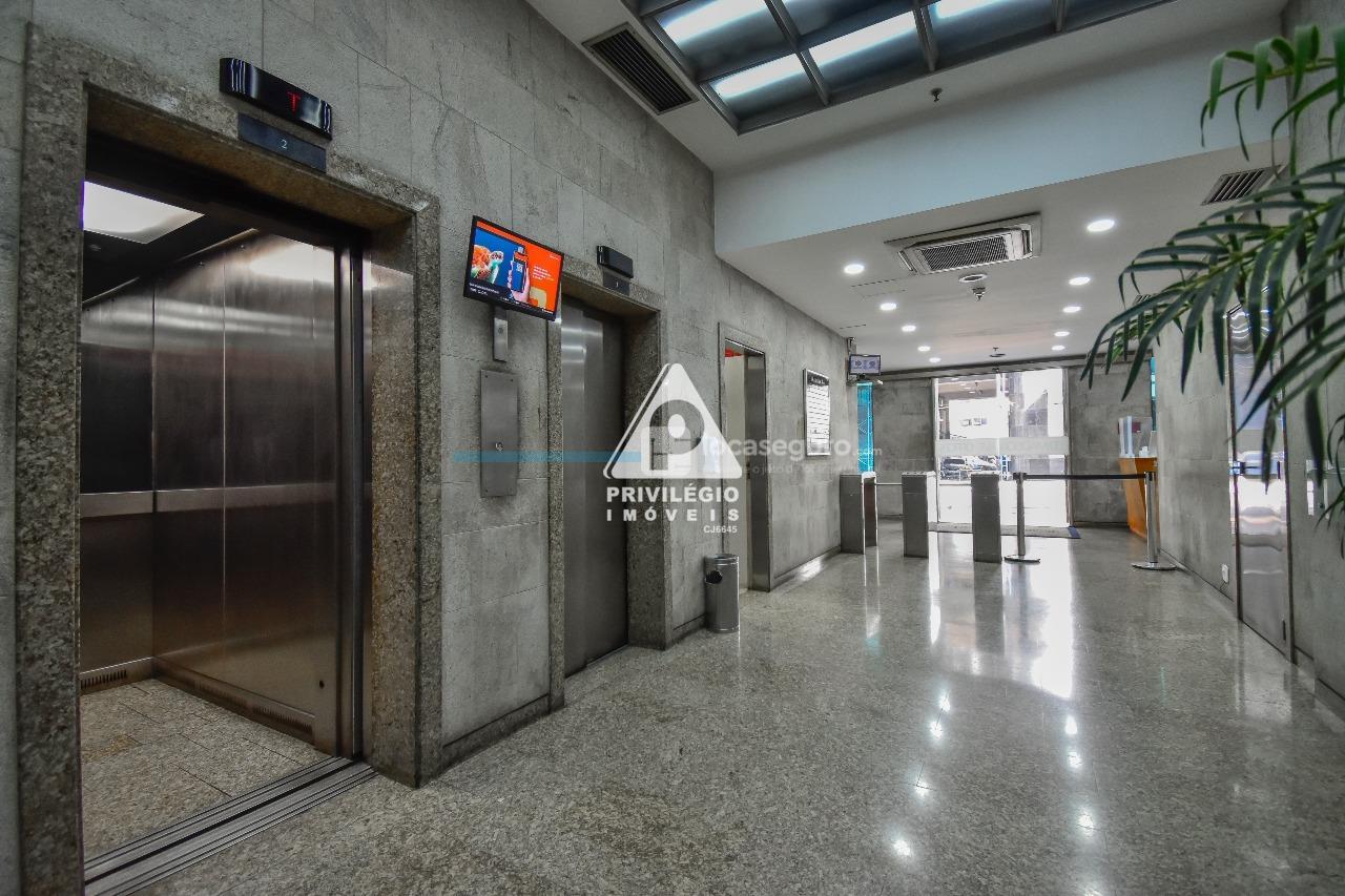 Sala para aluguel no Centro: elevadores térreo