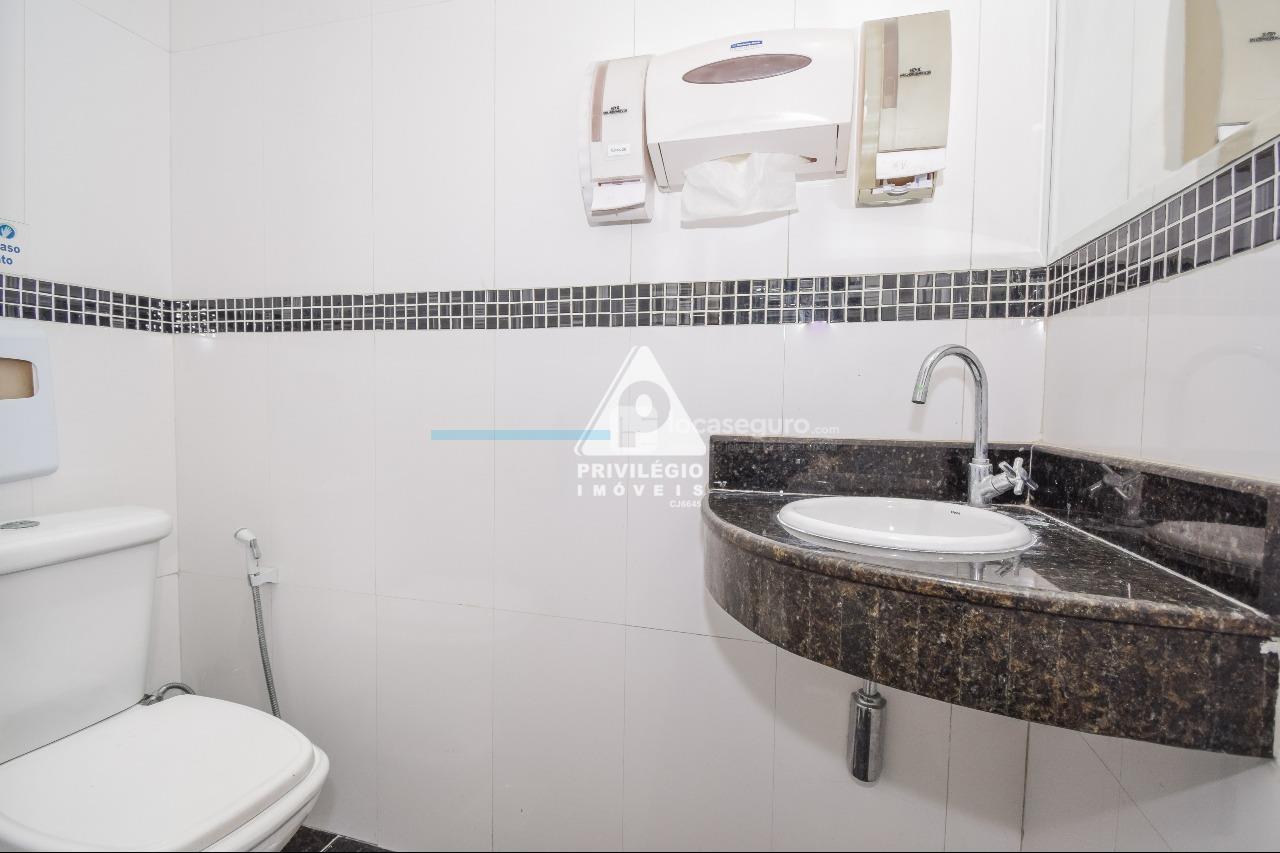 Loja para aluguel no Copacabana: 1° banheiro